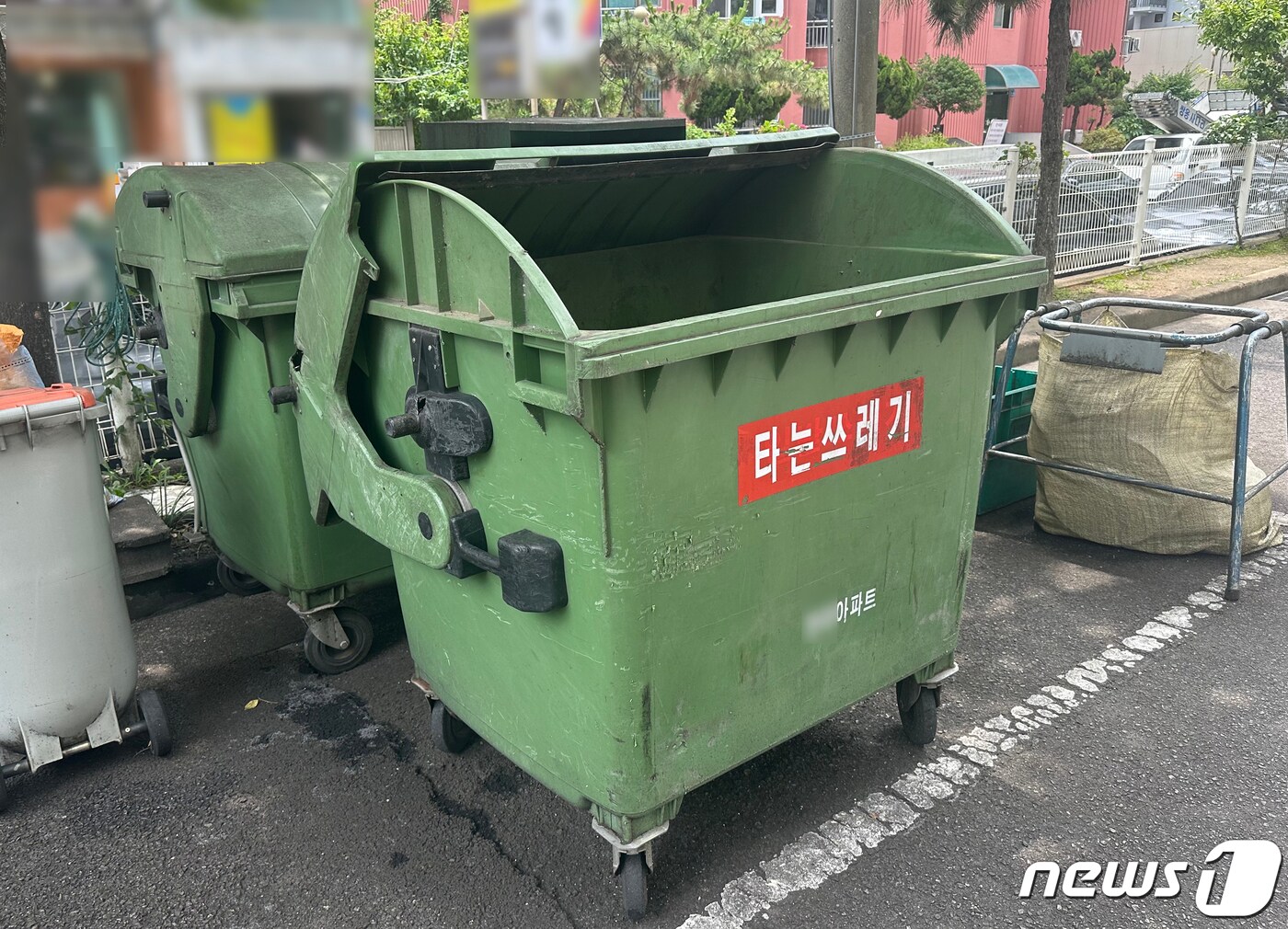 22일 영아 사체가 발견된 울산의 한 아파트 단지 내 쓰레기통. 울산 남부경찰서는 이날 오전 3시20분께 남구의 한 아파트 단지 내 분리수거장 쓰레기통 안에서 남자 영아의 사체가 발견됐다는 환경미화원의 신고를 접수하고 용의자를 추적 중이다. 2023.6.22/뉴스1 ⓒ News1 조민주 기자