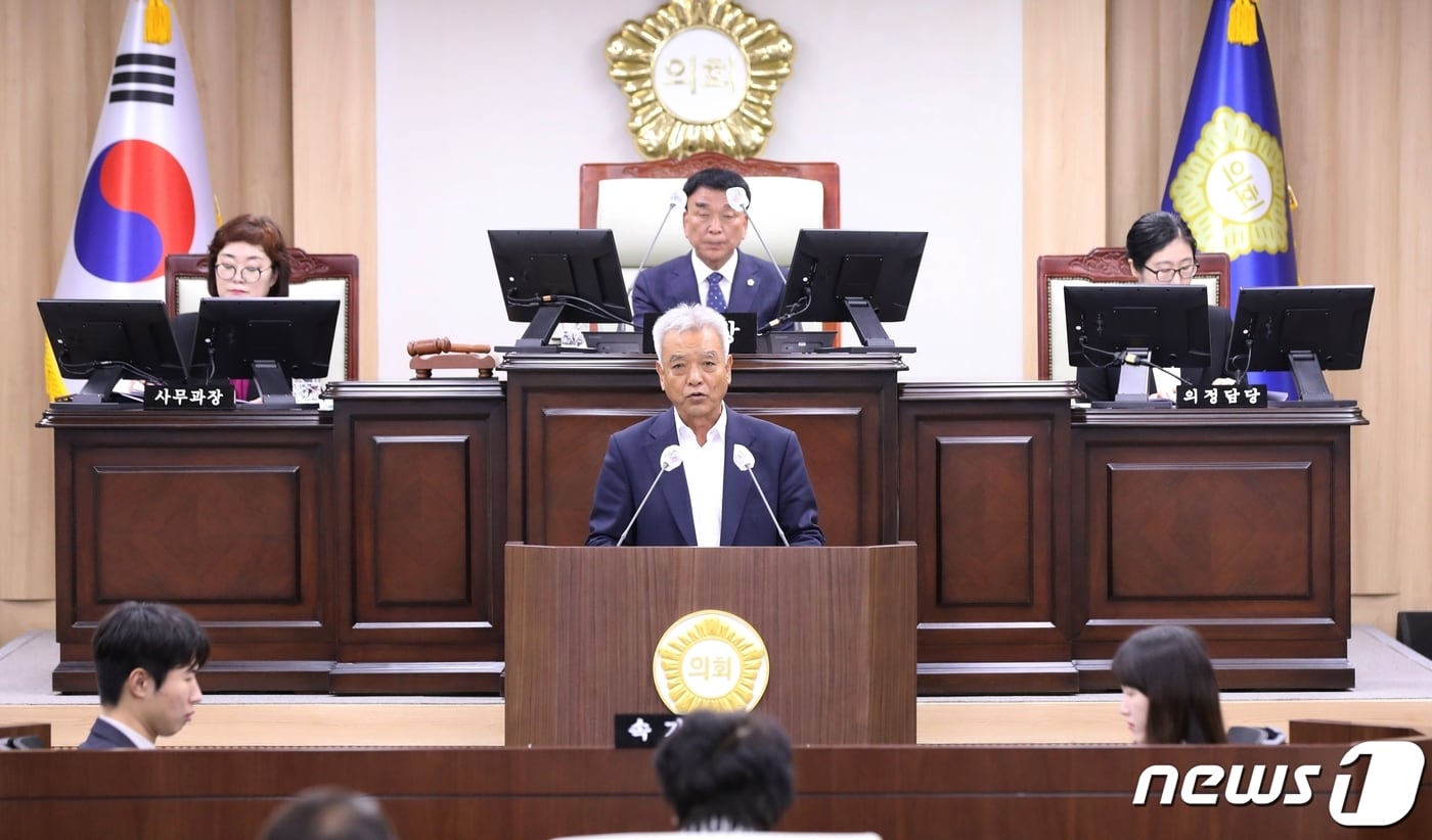  김창호 의령군의원이 하수도 사용 조례 일부개정 조례안을 대표 발의하고 있다.(의령군의회 제공)