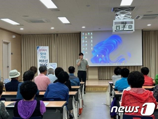 한국교통안전공단 전북본부는 22일 전북 진안군 진안노인회 노인 70명을 대상으로 교통사고 예방을 위한 &#39;찾아가는 고령보행자 교통사고 예방교육&#39;을 실시했다.&#40;한국교통안전공단 전북본부 제공&#41;2023.6.22/뉴스1