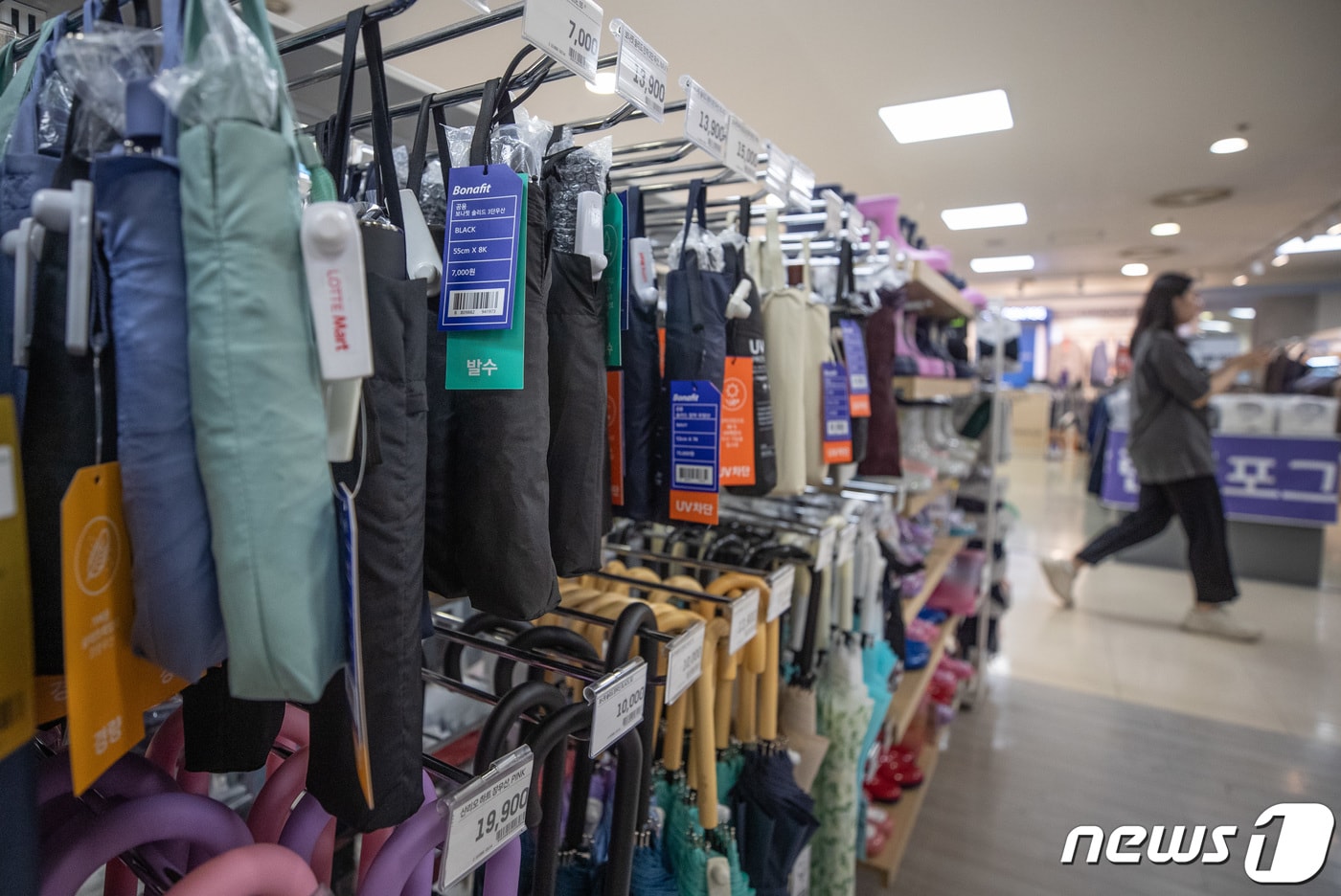 본격적인 장마를 앞둔 23일 서울의 한 대형마트에 우산과 장화가 진열돼 있다.  2023.6.25/뉴스1 ⓒ News1 이재명 기자