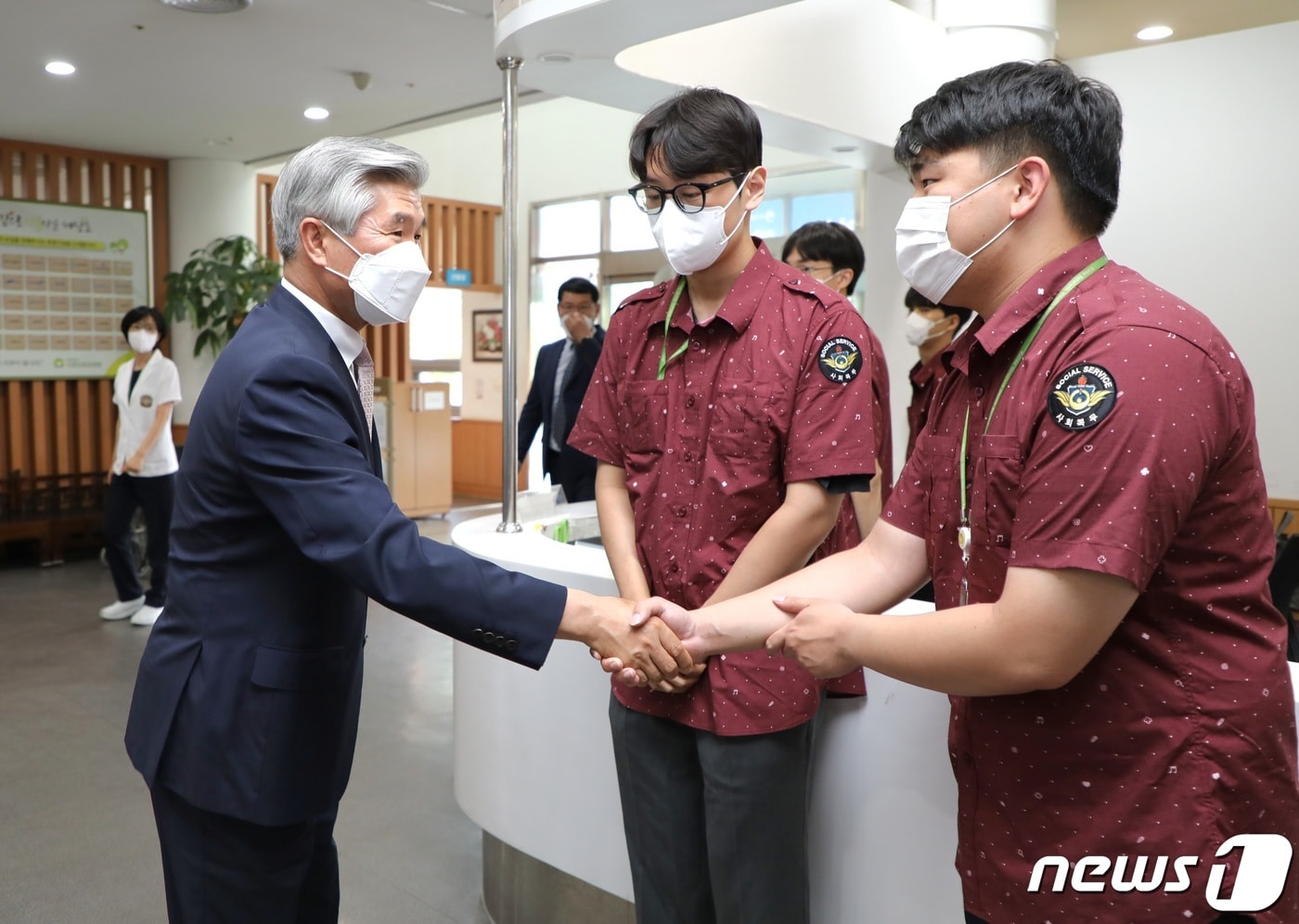 이기식 병무청장(왼쪽 첫 번째)이 지난달 23일 경기도 수원보훈요양원에서 사회복무요원을 격려하고 있다. (병무청 제공) 2023.6.23/뉴스1