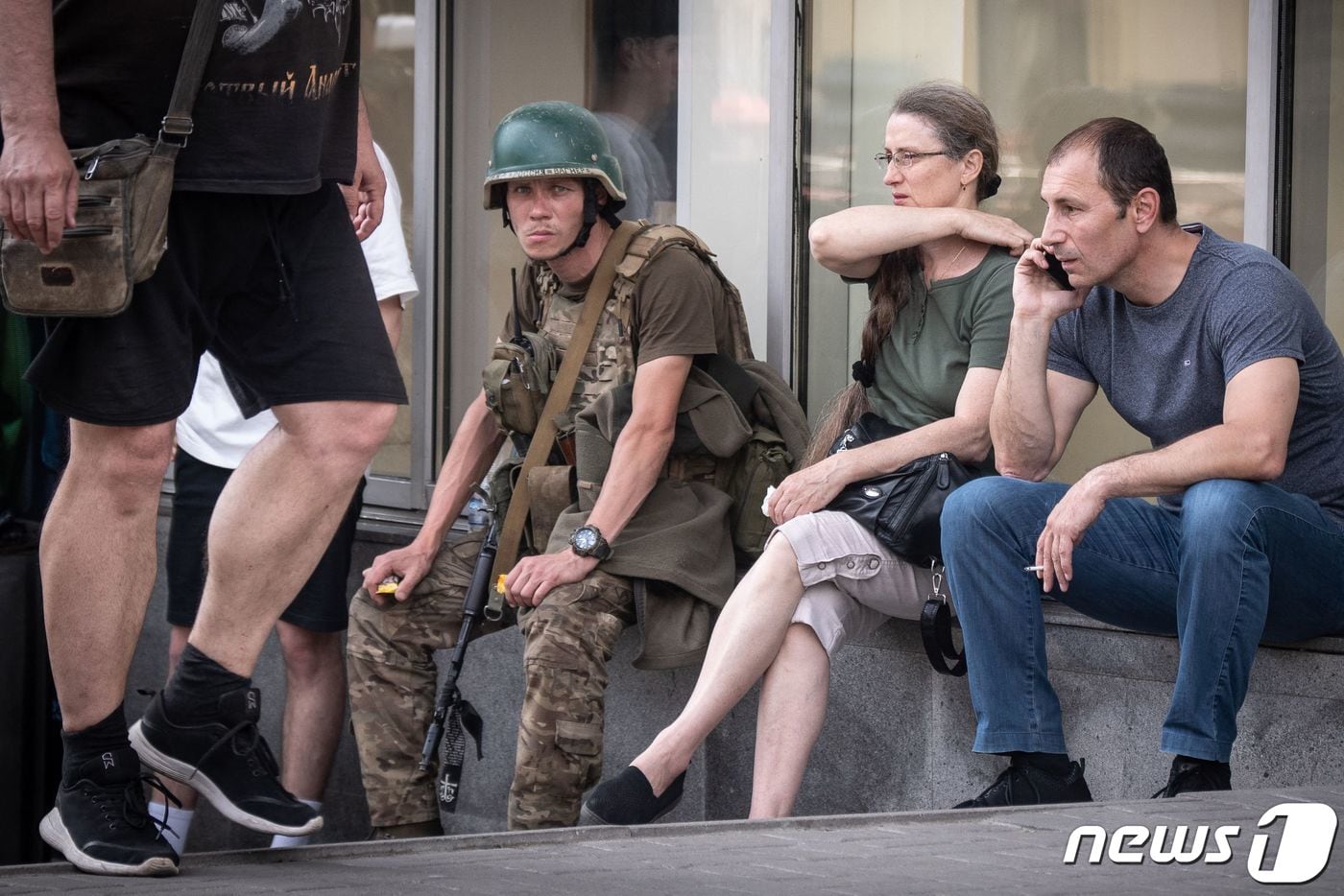 러시아 민간용병조직 바그너그룹의 용병이 24일(현지시간) 러시아 남부 로스토프나도누에서 시민들 사이에 앉아 쉬고 있다.  2023.6.24. ⓒ AFP=뉴스1 ⓒ News1 김성식 기자