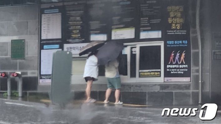 탐방로가 통제된 제주 한라산 성판악 안내소에서 관광객들이 탐방문의를 하고 있다. 2023.6.25/뉴스1 ⓒ News1 강승남 기자