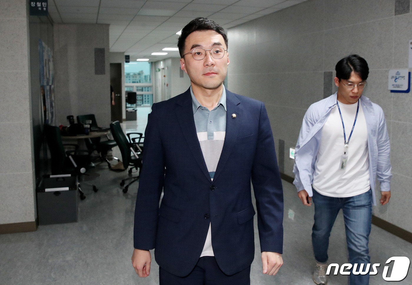 김남국 무소속 의원이 26일 오후 서울 여의도 국회 의원회관 의원실을 나서고 있다. 2023.6.26/뉴스1 ⓒ News1 임세영 기자