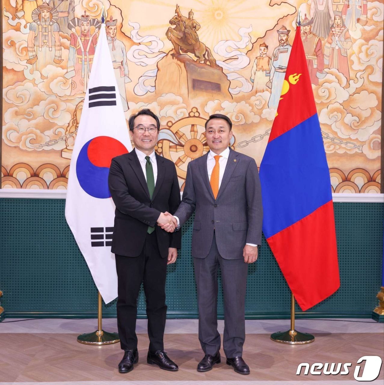 이도훈 외교부 제2차관(왼쪽)과 다쉬젝베 아마르바야스갈랑 몽골 내각관방부 장관. (외교부 제공) 2023.6.26./뉴스1