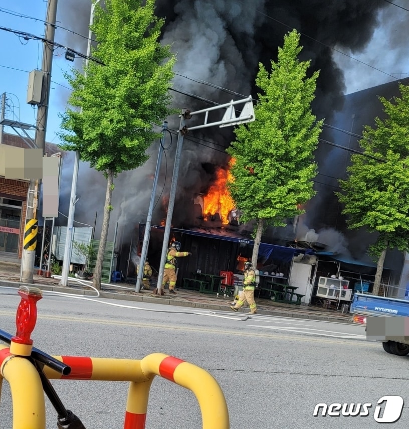 27일 오전 7시49분께 전북 김제시 요촌동의 한 상가에서 불이 났다.&#40;전북소방본부 제공&#41;2023.6.27/뉴스1