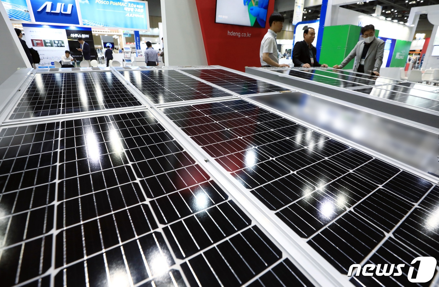 27일 경기도 고양시 일산서구 대화동 킨텍스에서 열린 2023 세계 태양에너지 엑스포를 찾은 관람객들이 (주)해동엔지니어링의 지붕 일체형 태양광 발전 장치를 살펴보고 있다. 이날부터 시작된 엑스포는 신기후체제 출범으로 화석에너지의 설자리는 더욱 좁아지고 신재생에너지의 비중이 높아지고 있는 가운데 태양광 관련 제품과 설비 그리고 태양광발전소 투자를 비롯해 에너지 거래플랫폼을 한자리에서 만나볼 수 있다. 2023.6.27/뉴스1 ⓒ News1 박정호 기자