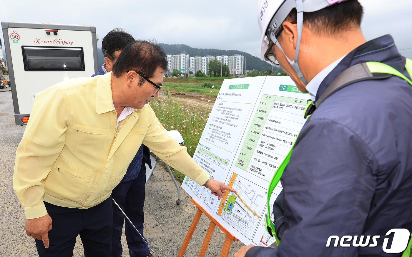 이상익 전남 함평군수가 26일 장마철을 앞두고 함평읍 내교리 등 상습 침수 지역을 점검하고 있다.&#40;함평군 제공&#41;2023.6.27./뉴스1