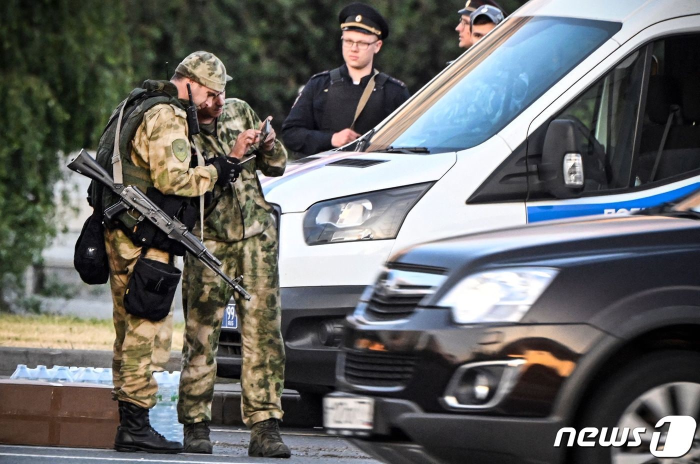 24일(현지시간) 러시아 모스크바에서 무장한 경찰이 차량을 수색하고 있다. 2023.06.24. 사진은 본문과 직접적 관련 없음. ⓒ AFP=뉴스1 ⓒ News1 정윤영 기자