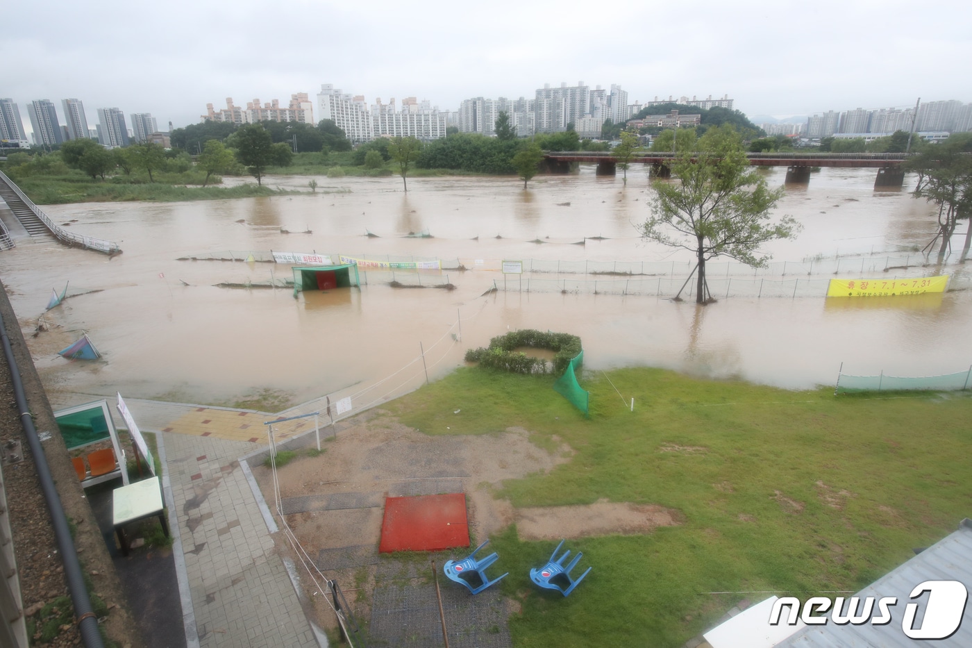 밤 사이 내린 폭우로 28일 광주시 광산구 황룡강 첨단대교 인근 수위가 상승해 파크골프장이 물에 잠겨있다. 2023.6.28 /뉴스1 ⓒ News1 김태성 기자