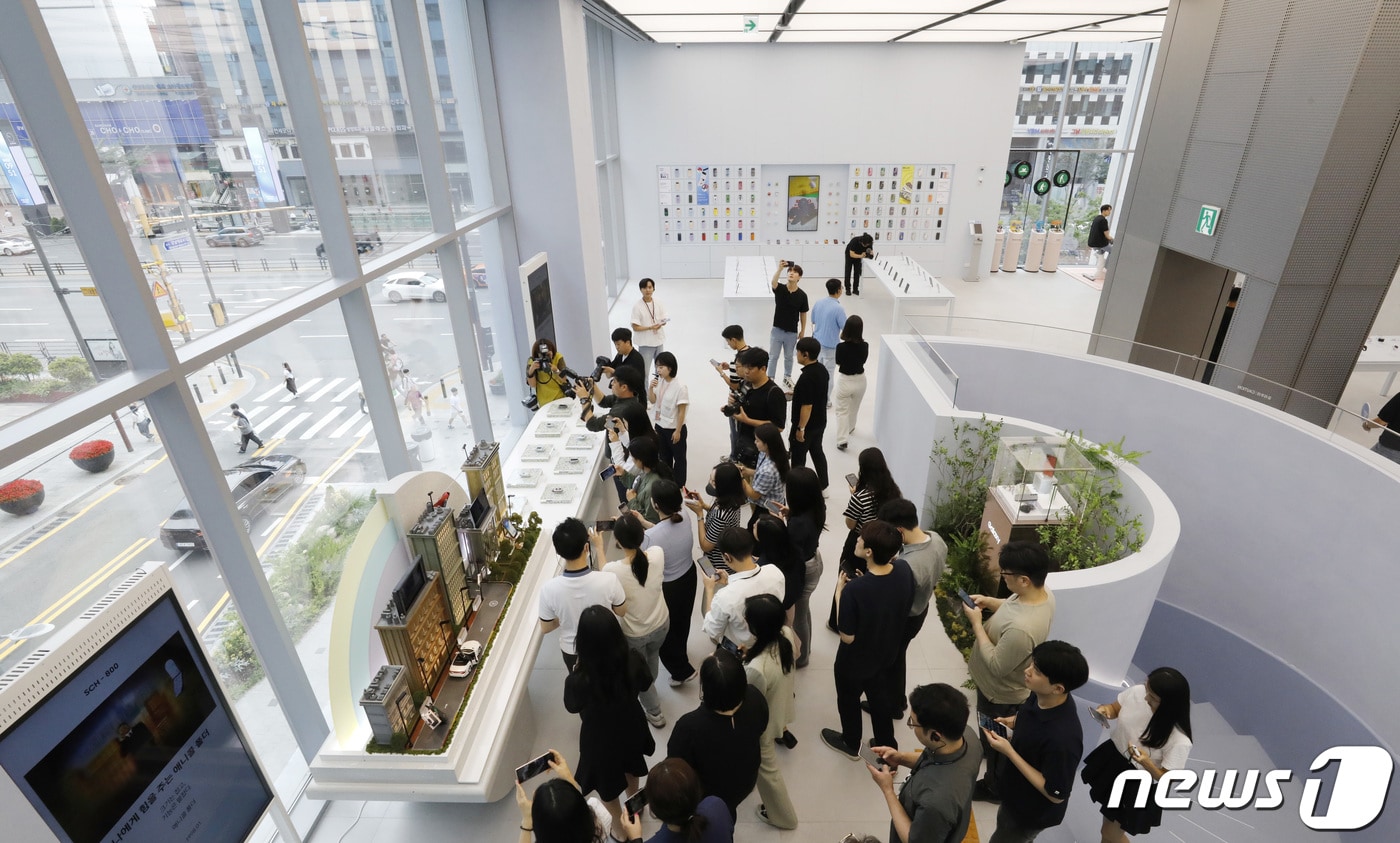 28일 오전 서울 서초구 강남역 사거리 인근 '삼성 강남' 플래그십 스토어에서 열린 미디어 브리핑에서 취재진들이 매장을 둘러보고 있다. 삼성전자는 서울 강남 한복판에 MZ세대를 겨냥한 플래그십 스토어 ‘삼성 강남’을 29일 오픈한다. 2023.6.28/뉴스1 ⓒ News1 박지혜 기자