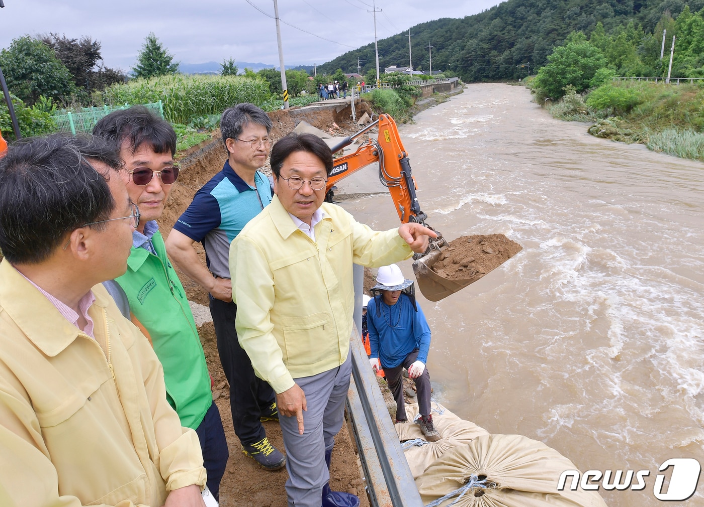강기정 광주시장이 28일 오전 집중호우로 제방이 유실된 북구 석곡천을 찾아 피해 상황을 점검하고 응급 복구와 안전조치를 당부하고 있다. (광주시 제공)2023.6.28/뉴스1 