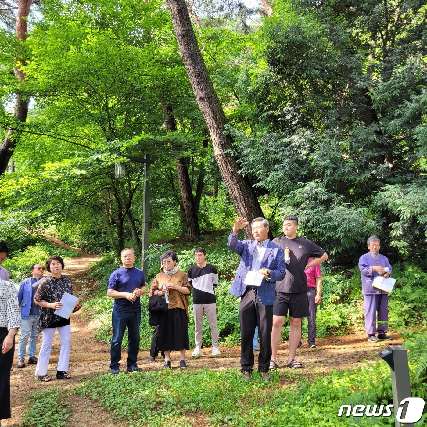  전북 고창군이 주민참여예산제의 안정적인 정착을 위해 예산이 반영된 사업 현장을 직접 방문하며 모니터링을 진행해 호응을 얻고 있다. 주민참여예산 위원들이 현장을 방문해 관계자로부터 사업 설명을 듣고 있다.&#40;고창군 제공&#41;2023.6.28/뉴스1