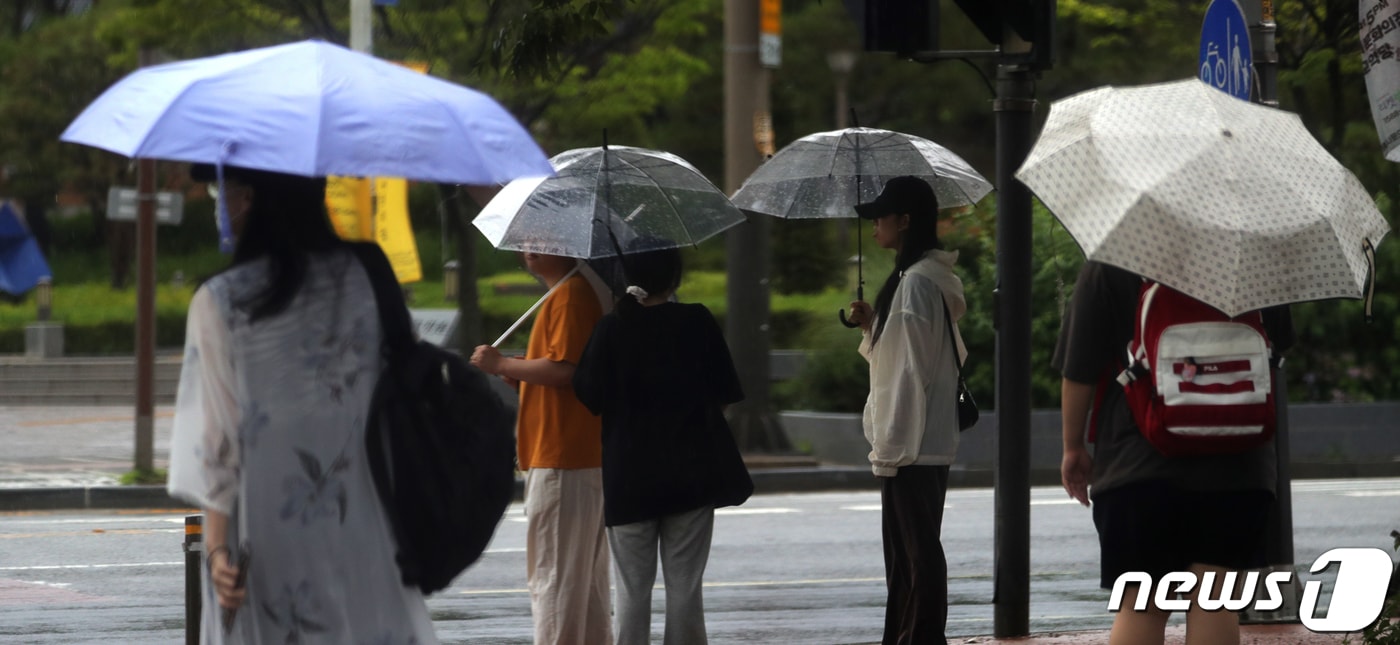 장마가 이어지고 있는 전북 전주시 백제대로에서 우산을 쓴 시민들이 발걸음을 옮기고 있다./뉴스1 ⓒ News1 유경석 기자