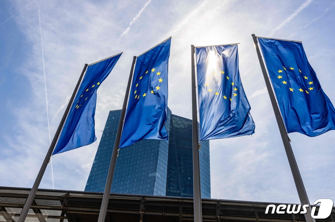 유럽연합&#40;EU&#41; 깃발이 바람에 펄럭이고 있다. 2023.05.04/ ⓒ AFP=뉴스1 ⓒ News1 권진영 기자