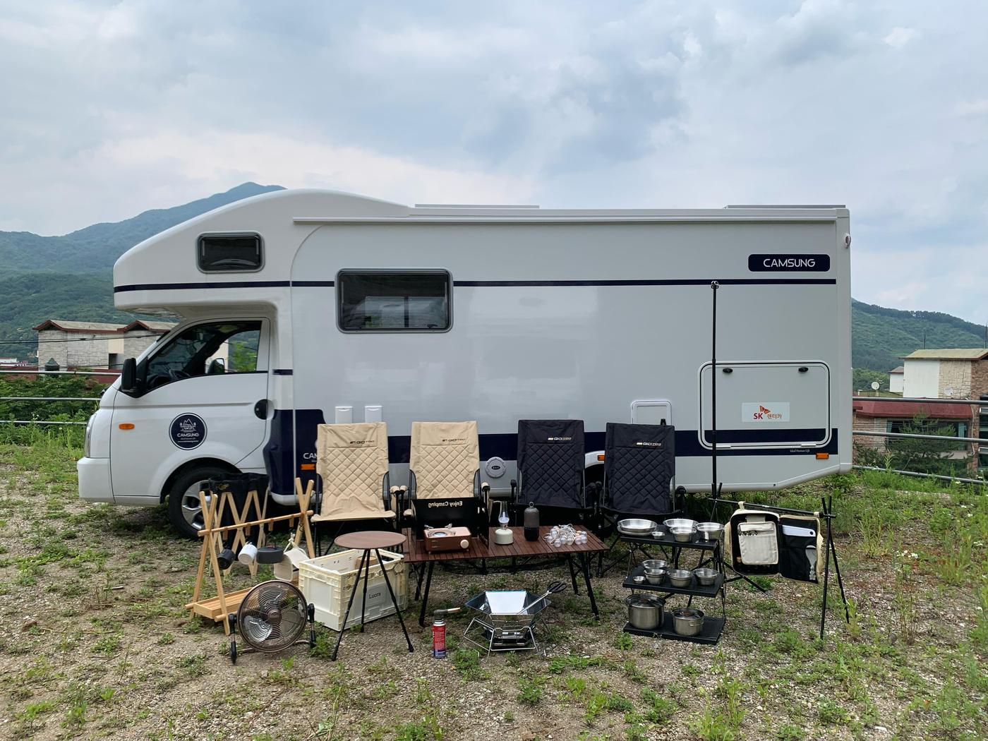 캠성의 캠핑카. 캠핑카 렌트 고객에게는 테이블, 의자, 인디언행어, 그늘막 텐트, 조명, 내연스토브, 화로, 토치, 스피커, 식기세트, 랜턴 스탠드 등 캠핑 용품 일체가 무료로 제공된다.(캠성 제공)