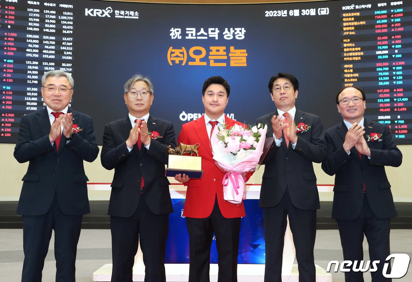 30일 오전 서울 영등포구 한국거래소에서 열린 오픈놀 코스닥시장 상장기념식에서 상장기념패 전달 후 채남기 한국IR협의회 회장(왼쪽부터), 홍순욱 한국거래소 코스닥시장본부장, 권인택 오픈놀 대표이사, 박병기 하나증권 본부장, 강왕락 코스닥협회 부회장이 기념촬영을 하고 있다. (한국거래소 제공) 2023.6.30/뉴스1