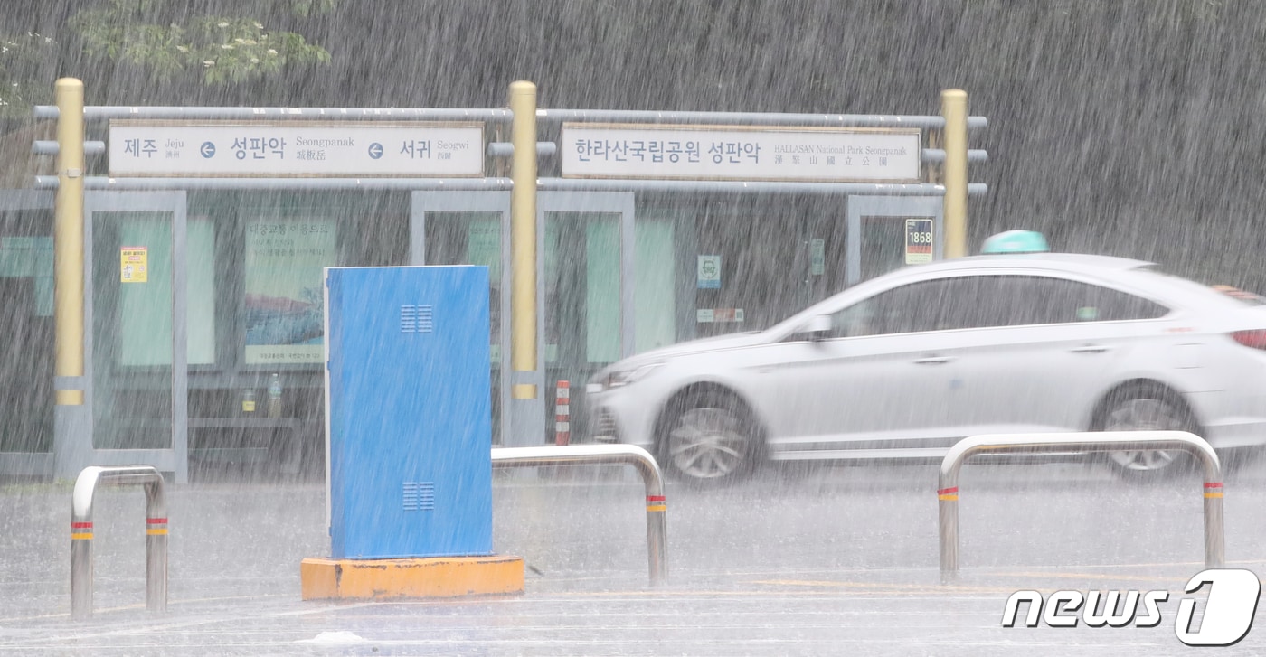 제주 전역에 호우특보가 내려진 지난달 30일 오전 제주 한라산국립공원 성판악 휴게소에 폭우가 쏟아지고 있다. 2023.6.30/뉴스1 ⓒ News1 오현지 기자