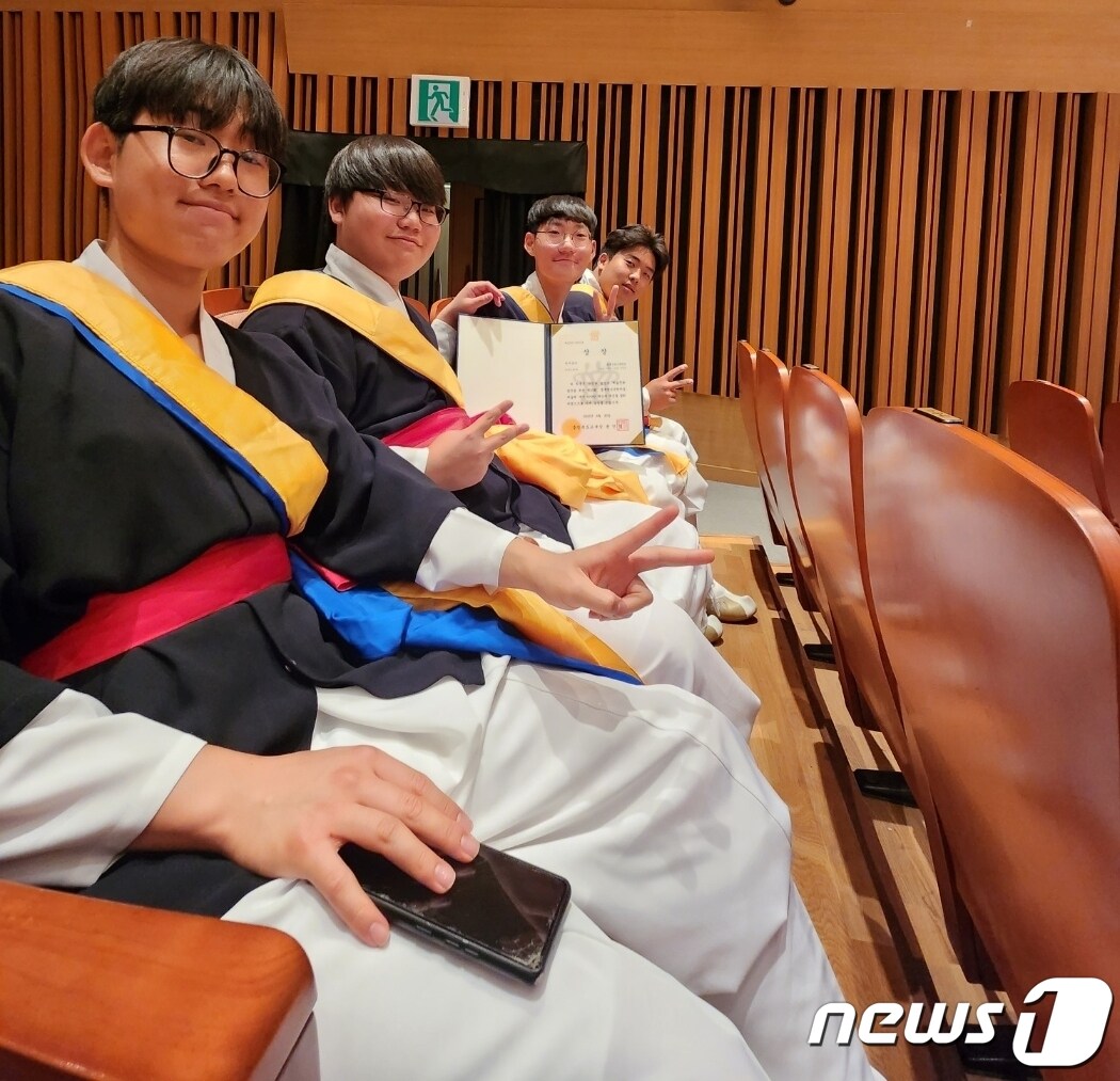 청주공업고등학교&#40;교장 김경희&#41;는 교내 사물놀이 동아리가 30일 청주 아트홀에서 열린 충북 청소년한마음예술제 시상식에서 국악1&#40;사물놀이, 난타&#41; 부문 한마음상&#40;1위&#41;을 수상했다.&#40;충북교육청 제공&#41;/ 뉴스1