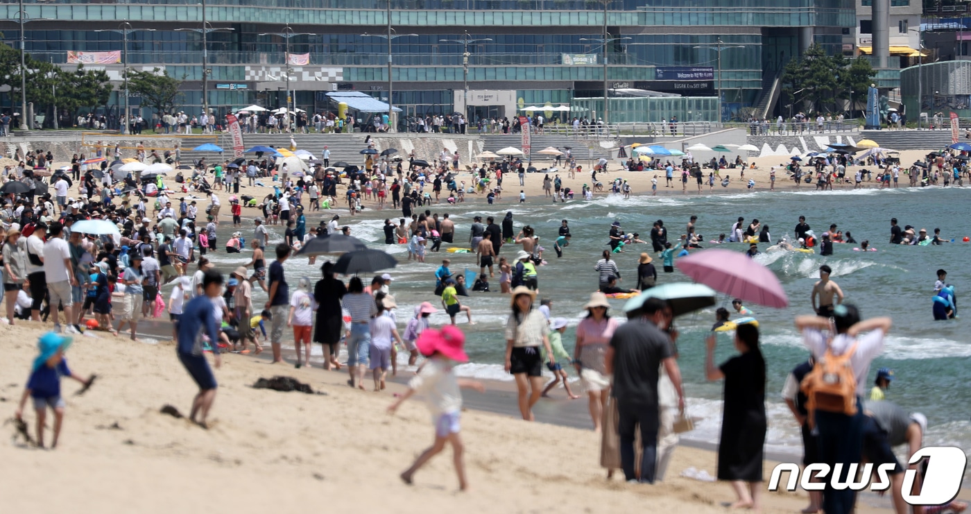 부산 해운대해수욕장이 임시 개장 후 첫 주말을 맞은 4일 오후 해운대해수욕장에서 피서객들이 물놀이를 즐기며 더위를 식히고 있다. 2023.6.4/뉴스1 ⓒ News1 윤일지 기자