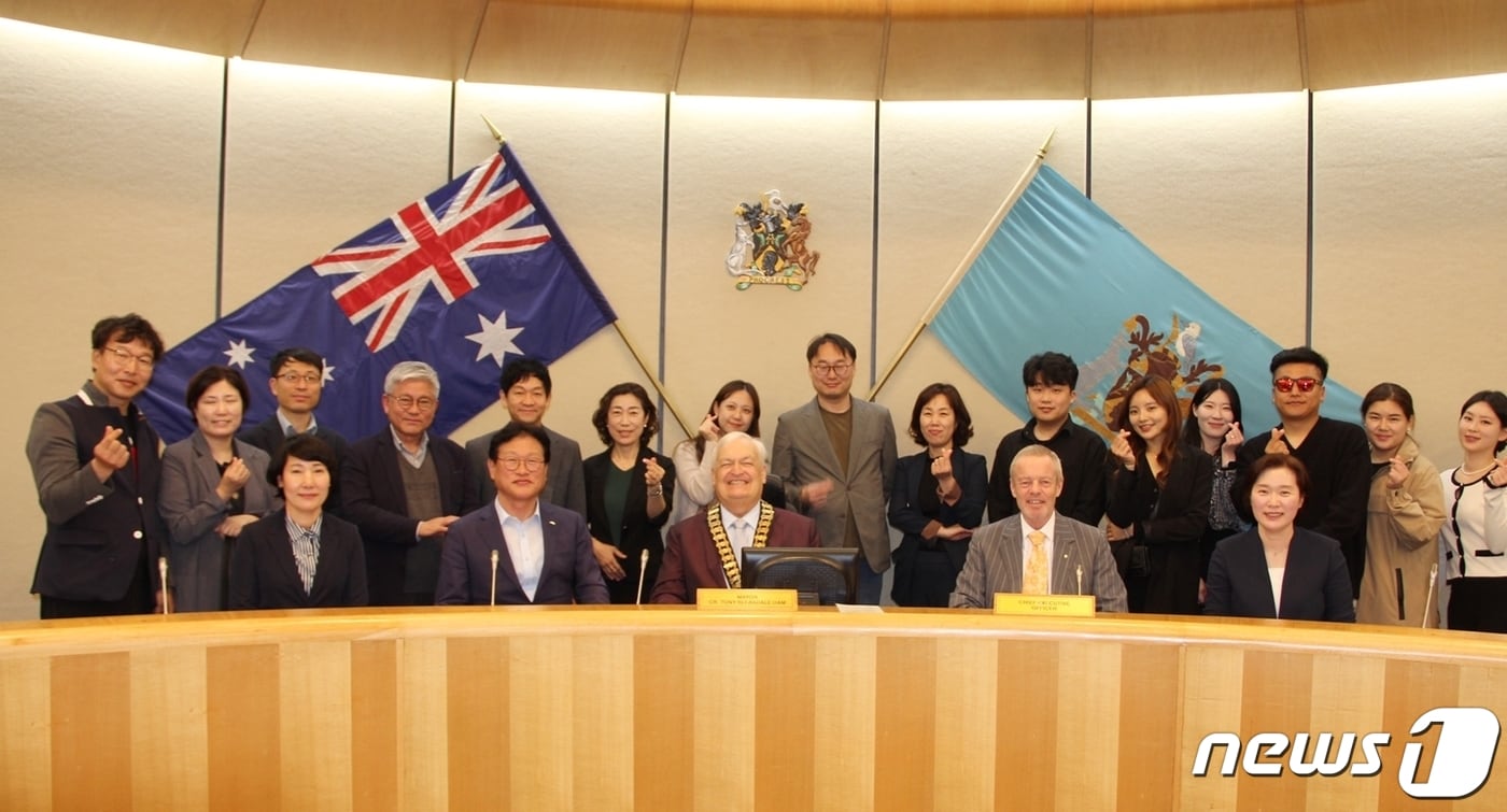 대구 수성구는 자매도시인 호주 블랙타운시를 방문 후 기념 촬영하고 있다. (대구 수성구 제공)