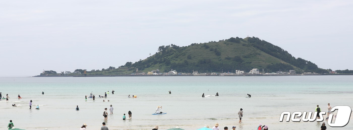 제주시 협재해수욕장을 찾은 도민과 관광객들이 물놀이를 하며 즐거운 시간을 보내고 있다. 2023.6.4./뉴스1