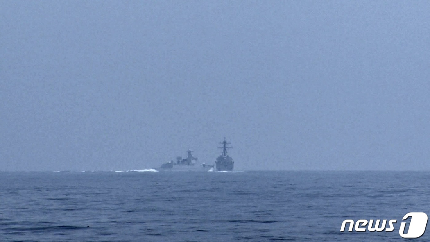 캐나다와 미국이 남중국해에서 공동 임무를 수행하던 지난 3일(현지시간) 중국군의 이지스 구축함 루양Ⅲ(PRC LY 132)이 미 해군 7함대는 이지스 구축함 정훈함(DDG-93)에 접근하고 있다.  2023. 6.3 ⓒ 로이터=뉴스1 ⓒ News1 김민수 기자