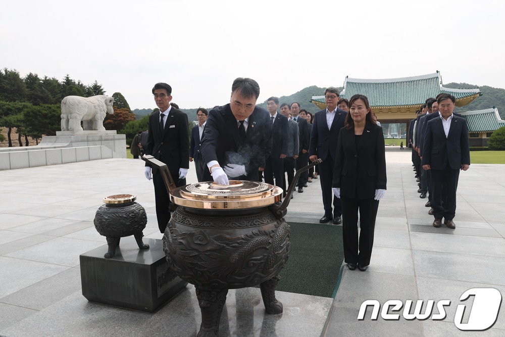 국립대전현충원에서 분향하는 이종욱 조달청장.  &#40;조달청 제공&#41;/뉴스1 