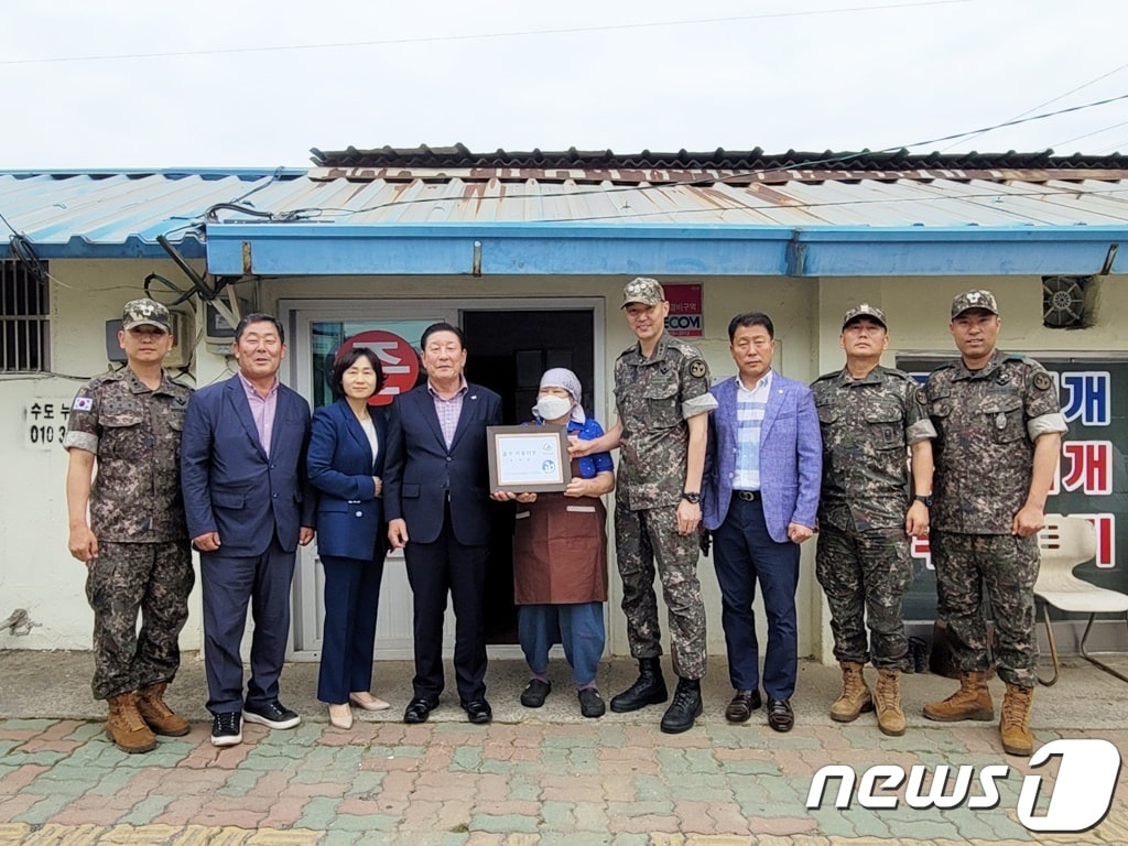 경남 함안군과 육군 39보병사단이 장병 체감형 복지혜택을 제공할 &#39;충무 서포터즈&#39; 현판식을 5일 진행하고 있다.&#40;함안군 제공&#41;  