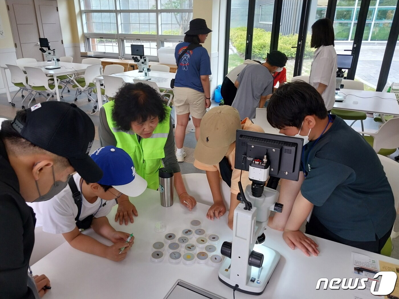 국립백두대간수목원에서 청소년들이 ‘생태공감 가족캠프’ 활동을 하는 모습. (국립백두대간수목원제공)/뉴스1