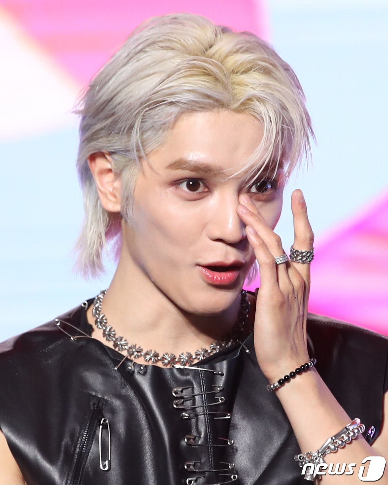 NCT 태용이 5일 오후 서울 강남구 에스제이쿤스트할레에서 가진 미니 1집 ‘샤랄라(SHALALA)’ 쇼케이스에서 촉촉해진 눈가를 닦고 있다. 2023.6.5/뉴스1 ⓒ News1 권현진 기자