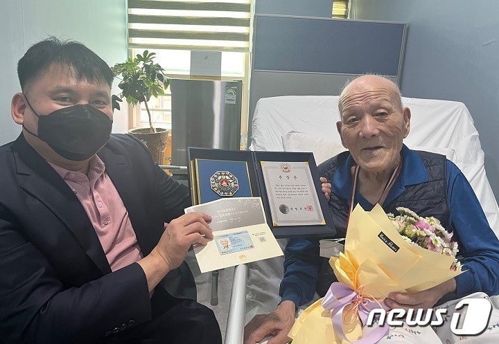 장연찬씨.(오른쪽.경기남부보훈청 제공)