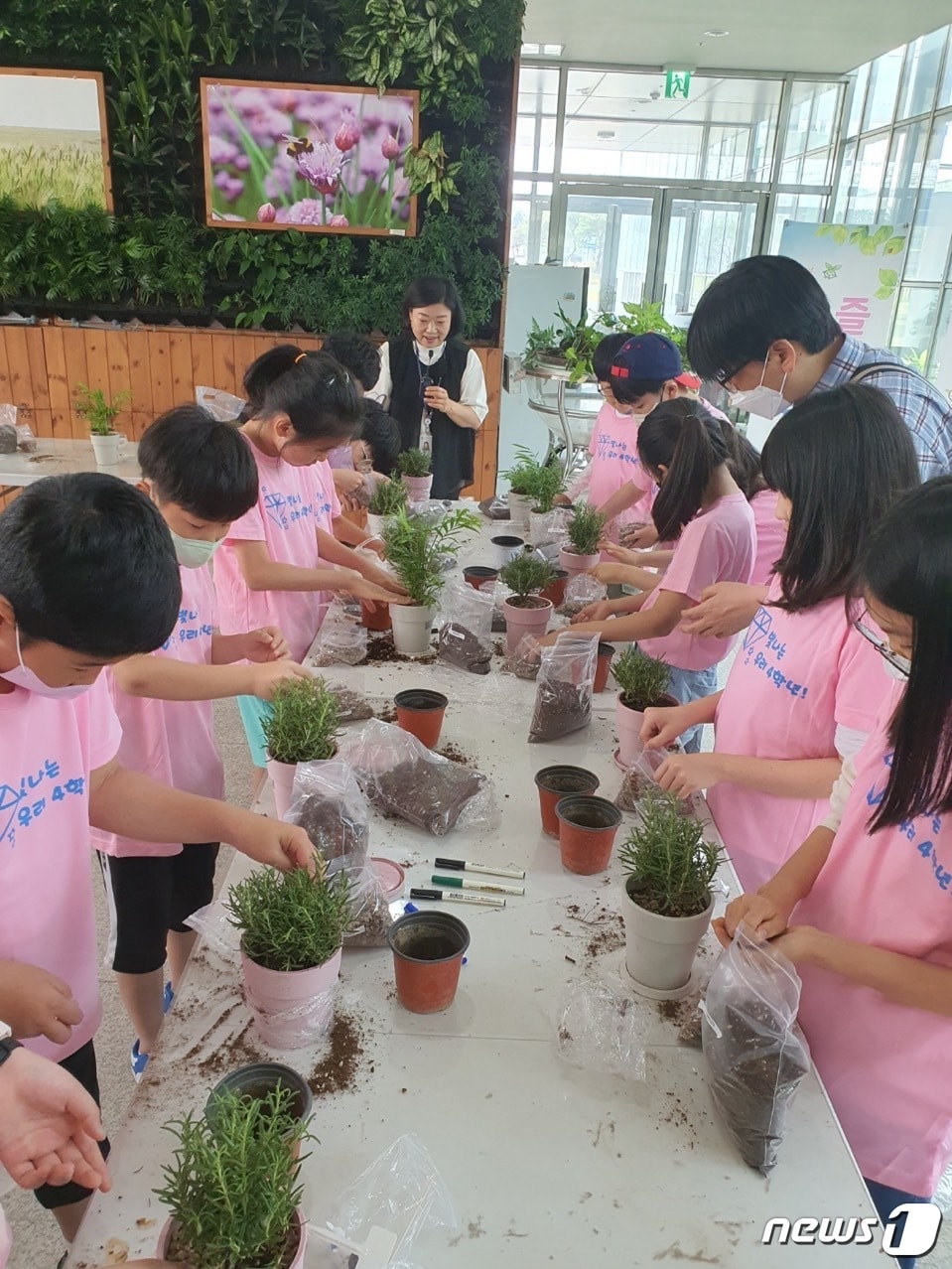 농촌진흥청 국립원예특작과학원이 사회적 거리두기 강화로 중단됐던 '어린이 대상 원예체험'을 이달부터 다시 시작한다.(농진청 제공)2023.6.6./뉴스1
