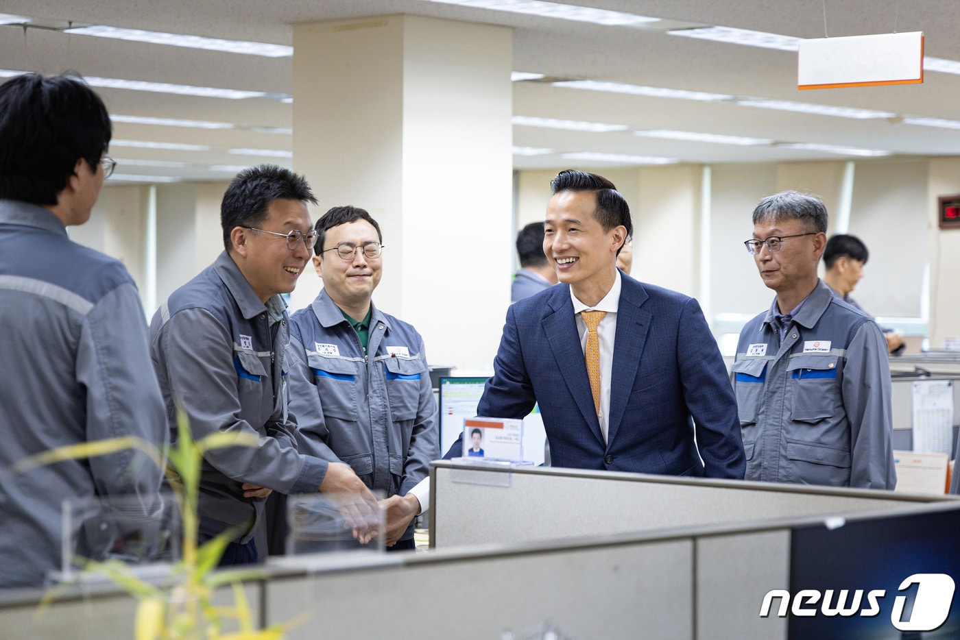김동관 한화그룹 부회장이 7일 한화오션 거제 사업장에 방문해 임직원과 인사를 나누고 있다.&#40;한화그룹 제공&#41; 2023.6.7/뉴스1