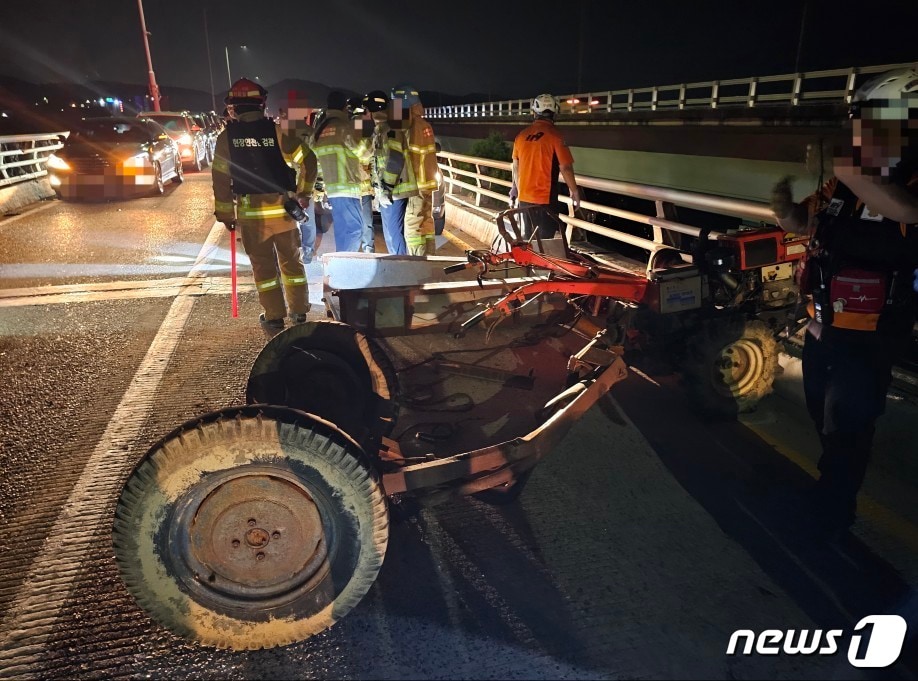7일 오후 8시35분쯤 경북 성주군 선남면 성주대교에서 1톤 포터차량이 앞서가던 경운기를 추돌하는 사고가 나 1명이 숨지고 2명이 다쳤다. 사진은 사고 현장의 경운기.(경북소방본부 제공)