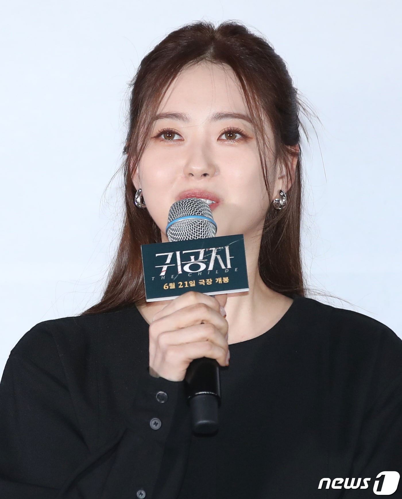 배우 고아라가 8일 서울 강남구 메가박스 코엑스에서 열린 영화 '귀공자'(감독 박훈정) 언론시사회에서 극 중 카체이싱 연기에 대한 질문에 답하고 있다. '귀공자'는 필리핀 불법 경기장을 전전하는 복싱 선수 마르코 앞에 정체불명의 남자 귀공자를 비롯한 각기 다른 목적을 지닌 세력들이 나타나 광기의 추격을 펼치는 이야기다. 2023.6.8/뉴스1 ⓒ News1 권현진 기자