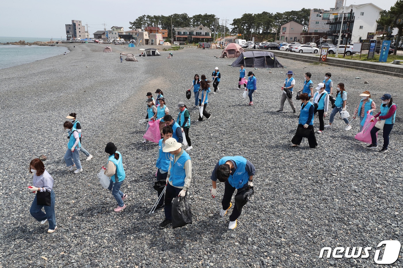 한국석유공사가  중구 가족센터, 지역 다문화가정 자원봉사자 약 40여명과 함께  8일 울산 동구 주전몽돌 해변 일대에서 플로깅을 하고 있다.&#40;한국석유공사 제공&#41;