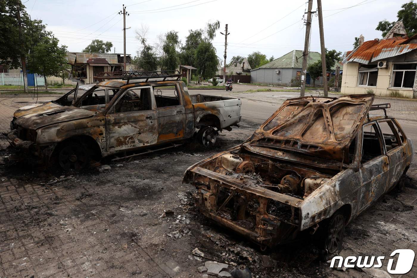8일 (현지시간) 우크라이나 도네츠크 리만에서 러시아 군의 우라간 미사일 포격을 받아 불에 타고 파괴된 차량이 보인다. 2023.7.10 ⓒ AFP=뉴스1 ⓒ News1 우동명 기자