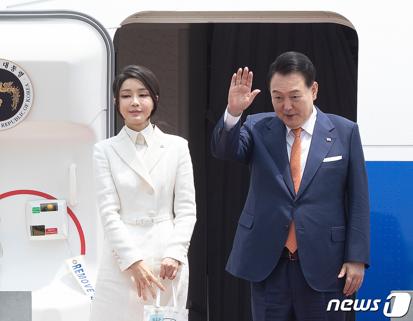 리투아니아·폴란드 순방에 나서는 윤석열 대통령과 김건희 여사가 10일 오후 경기 성남시 서울공항을 통해 출국하고 있다. 취임 후 2번째로 북대서양조약기구&#40;나토·NATO&#41; 정상회의에 참석하는 윤 대통령은 기시다 후미오 일본 총리와 양자회담을 갖고 후쿠시마 오염수 방류 문제를 논의할 예정이다. 2023.7.10/뉴스1 ⓒ News1 신웅수 기자