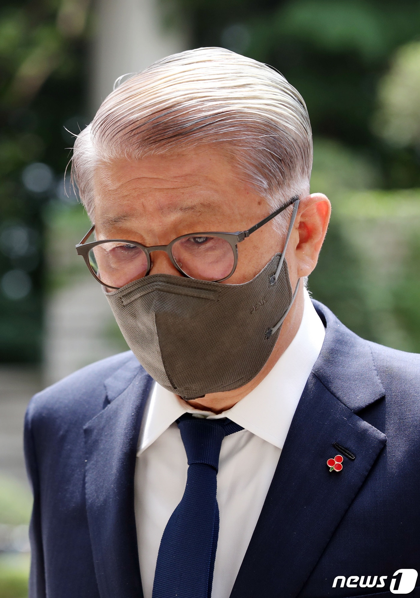 '2200억대 횡령·배임' 혐의를 받고 있는 최신원 전 SK네트웍스 회장이 10일 서초구 서울고등법원에서 열린 특정경제범죄가중처벌등에관한법률위반(횡령) 등 공판에 출석하고 있다. (공동취재)2023.07.10/뉴스1 ⓒ News1 박세연 기자