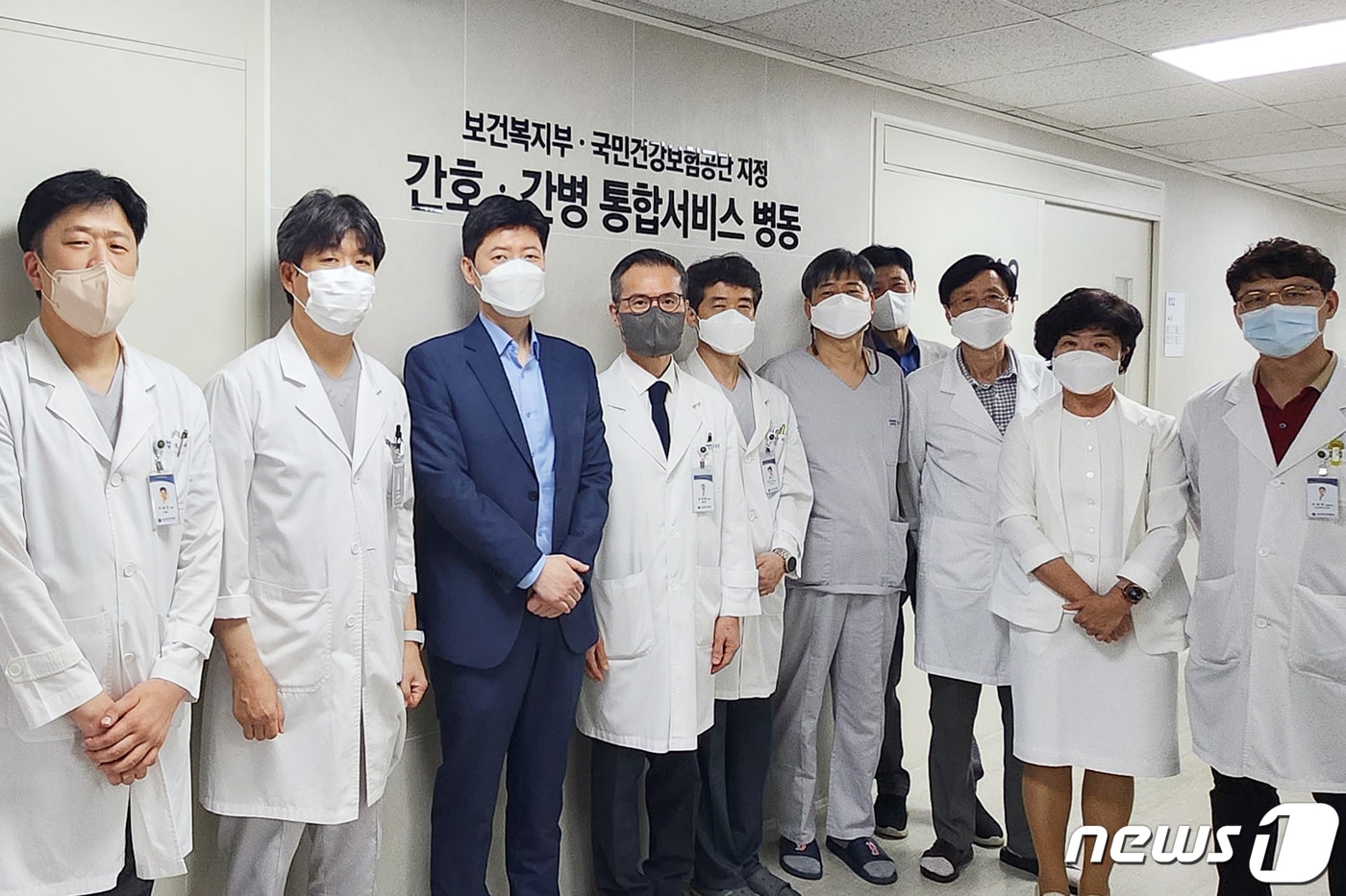 지난 10일부터 운영을 시작한 에스엠지 연세병원 간호·간병 통합서비스 병동 개소식에서 병원 관계자들이 기념촬영을 하고 있다.(에스엠지 연세병원 제공)