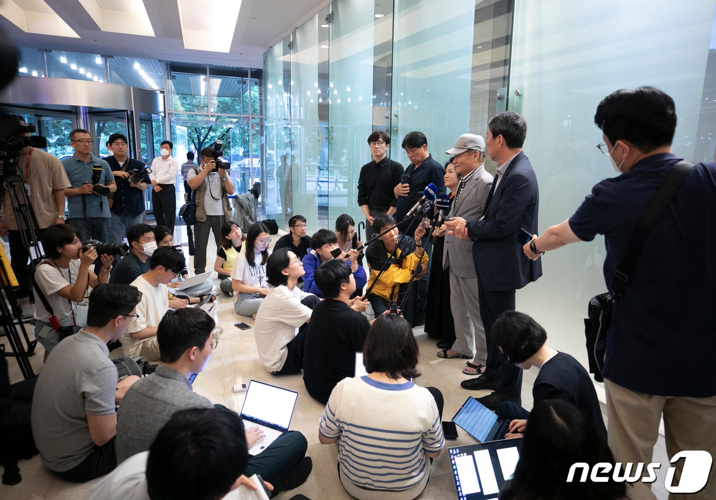 일제 강제동원 피해자 가족과 소송대리인이 11일 오전 서울 종로구 일제강제동원피해자지원재단에서 가진 제3자 변제 공탁에 대한 피해자 측 입장 발표 기자회견에서 발언하고 있다. 2023.7.11/뉴스1 ⓒ News1 신웅수 기자