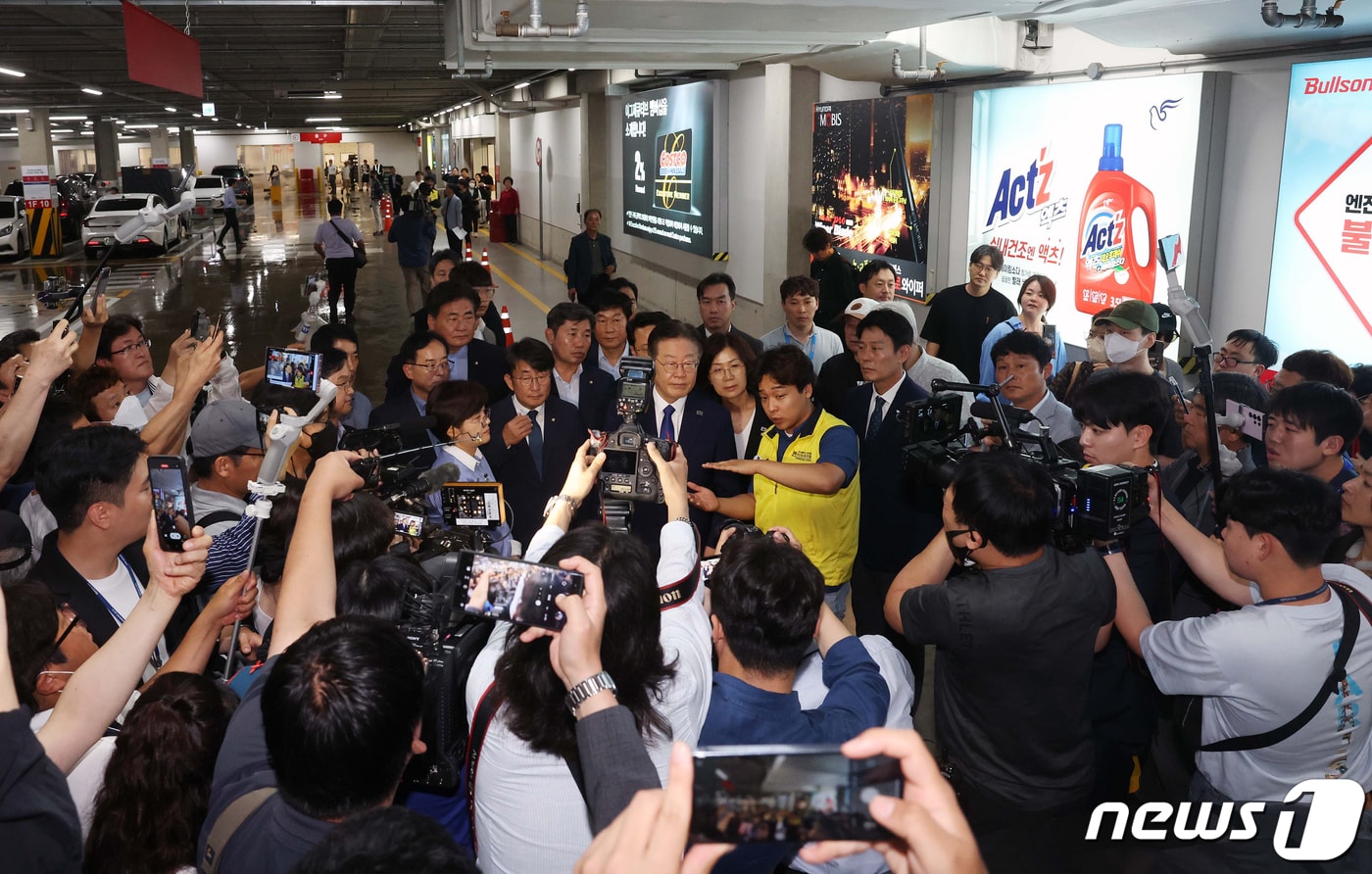 이재명 더불어민주당 대표가 11일 경기 하남시 창고형 대형마트를 찾아 지난달 폭염으로 사망한 쇼핑카트 관리 노동자 사건 현장을 살펴보고 있다. (공동취재) 2023.7.11/뉴스1 ⓒ News1 임세영 기자