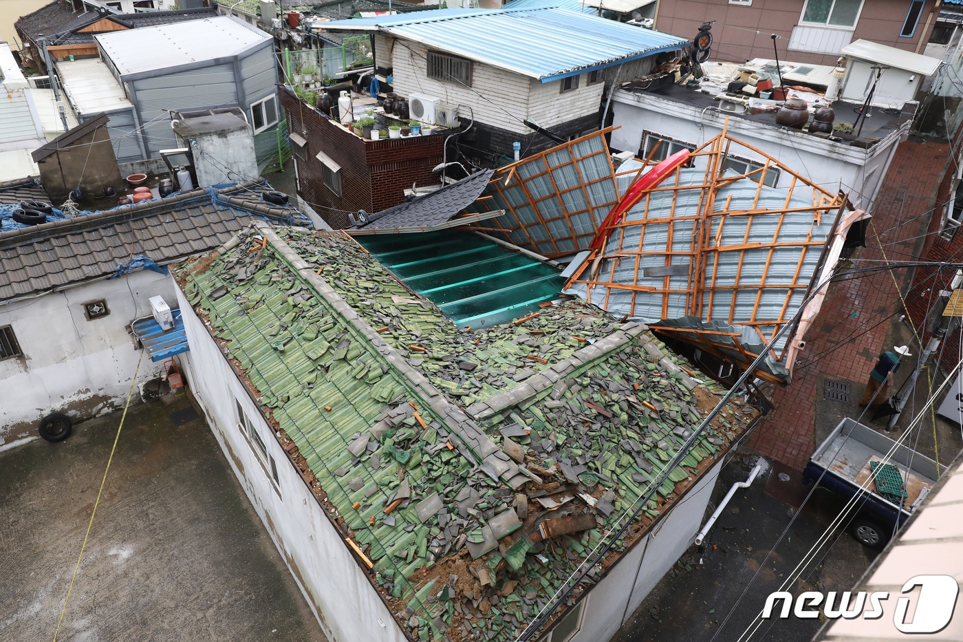 11일 오후 대구 도심에 기습적인 폭우가 쏟아져 중구 남산동의 한 주택 지붕이 크게 파손됐다. 2023.7.11/뉴스1 ⓒ News1 공정식 기자