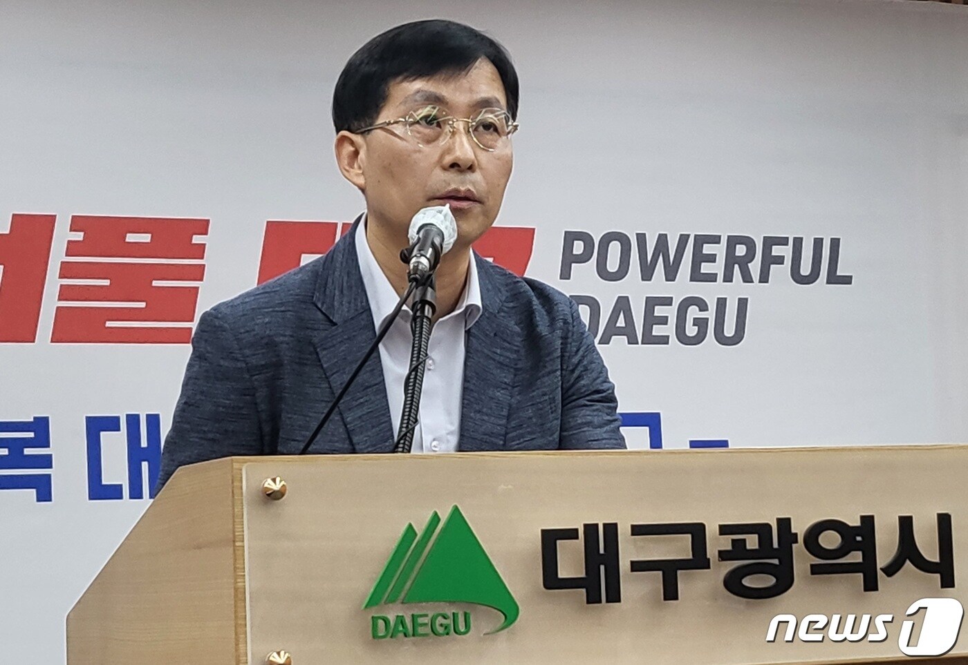 송기찬 대구시 청년여성교육국장이 12일 대구시 동인청사 브리핑룸에서 북구 산격동과 복현동 일대에 조성되는 시립 공공도서관과 관련된 기자 설명회를 열고 건립 계획을 설명하고 있다. 2023.7.12/뉴스 ⓒ News1 남승렬 기자