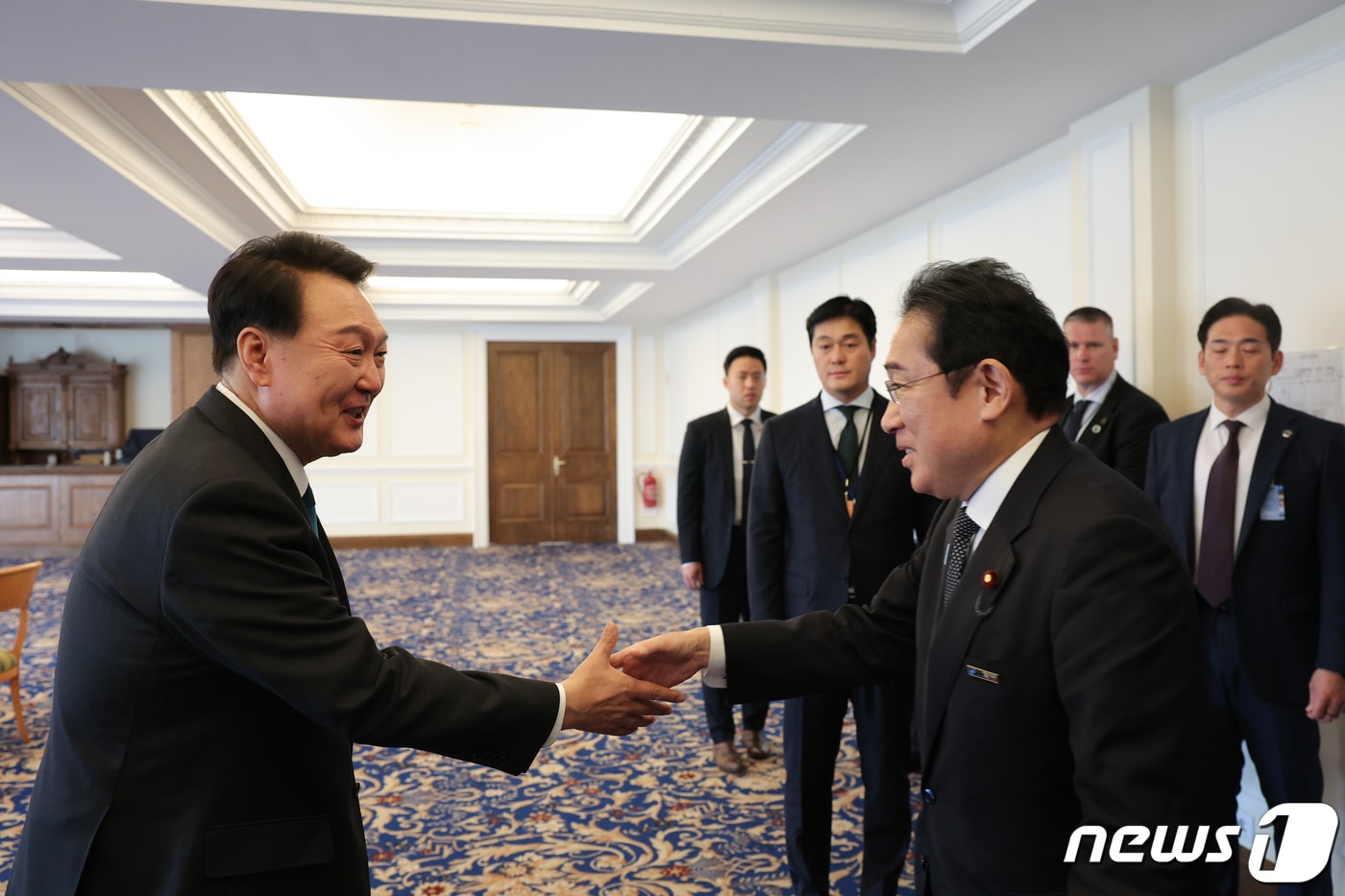 윤석열 대통령이 12일(현지시간) 리투아니아 빌뉴스의 한 호텔에서 열린 AP4(한국·일본·호주·뉴질랜드) 정상회동에서 기시다 후미오 일본 총리와 악수하고 있다. (대통령실 홈페이지) 2023.7.12/뉴스1 ⓒ News1 오대일 기자