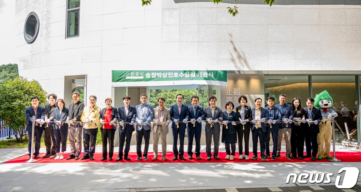 울산 북구는 12일 SK 복합문화공간인 &#39;지관서가&#39; 송정박상진호수공원점 개관식을 진행했다고 밝혔다.&#40;울산북구청제공&#41;