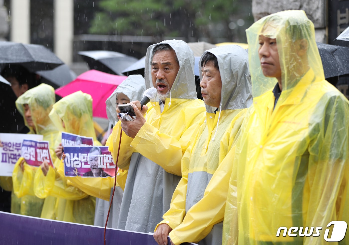 이정민 10.29 이태원 참사 유가족협의회 대표 직무대행이 13일 오전 서울 종로구 헌법재판소 앞에서 열린 이상민 행정안전부 장관 탄핵 촉구 재난참사 피해자단체 기자회견에서 발언하고 있다. 이들은 재난 참사에서 국가는 없고 책임을 회피하려는 사람들만 있었다며 재난안전주무부처인 이 장관을 파면하는 것이 안전한 국가를 위한 첫걸음이라고 주장했다. 2023.7.13/뉴스1 ⓒ News1 신웅수 기자