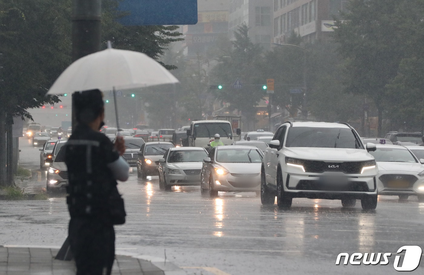 수도권 일대에 호우주의보가 발효된 13일 경기 수원시의 한 거리에서 시민들이 우산을 쓰고 지나가고 있다. 2023.7.13/뉴스1 ⓒ News1 김영운 기자