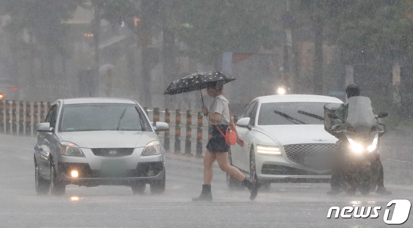 우산을 쓴 시민들이 발걸음을 옮기고 있다.(자료사진)/뉴스1 DB